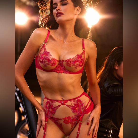 CHRISTINE RED
GARTER BELT - Picture 8 of 10